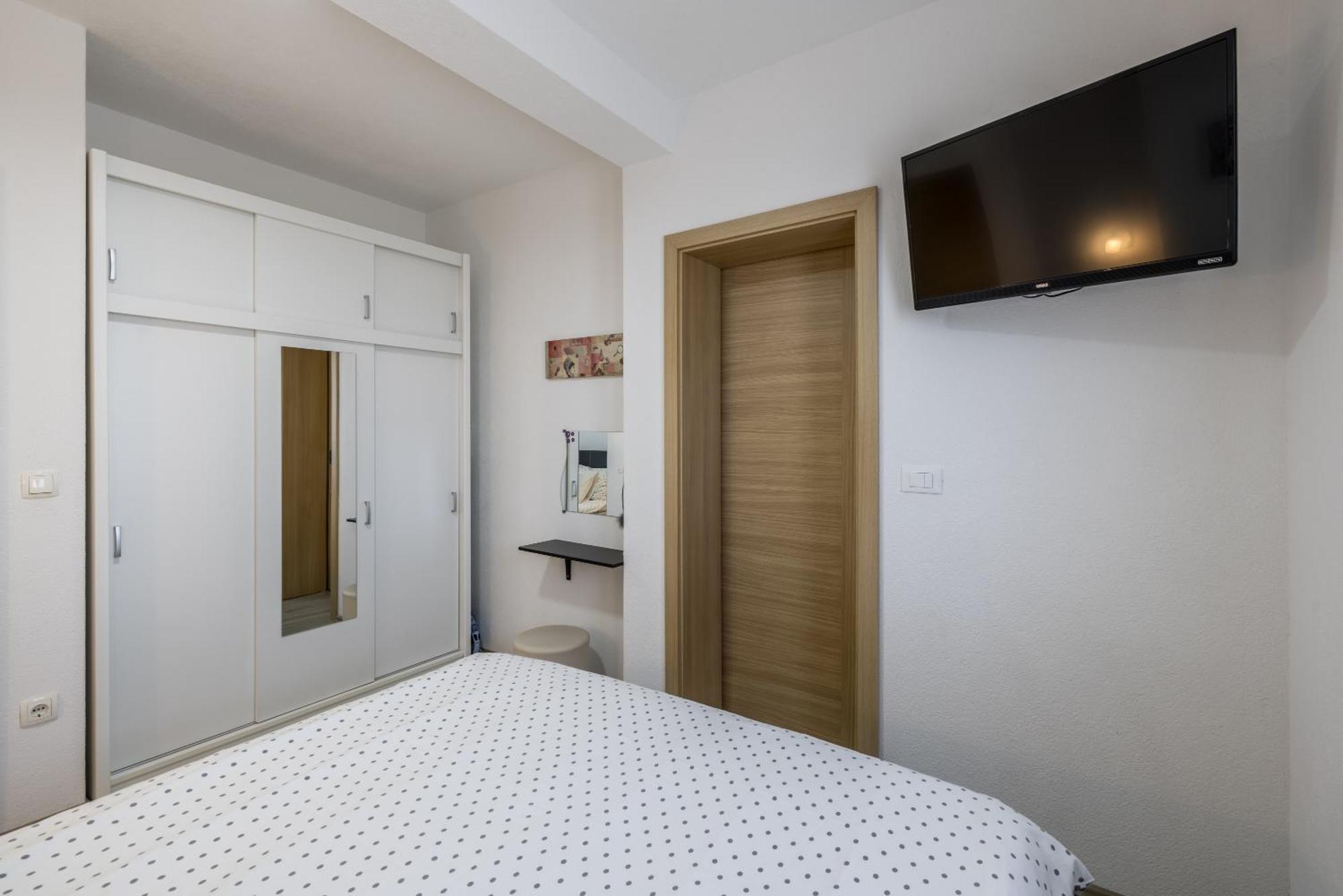 Apart Sa Terasom 250M Od Plaze,Parking,Wi Fi,Rostilj Trogir Exterior photo