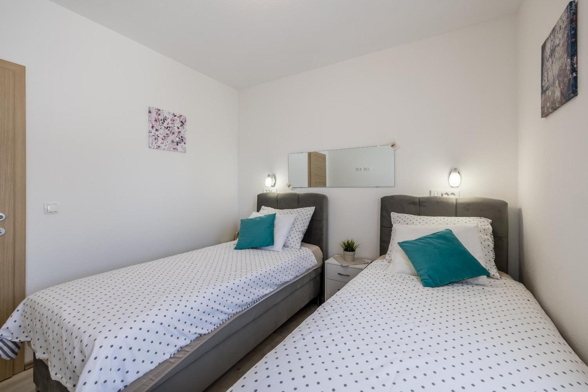 Apart Sa Terasom 250M Od Plaze,Parking,Wi Fi,Rostilj Trogir Exterior photo