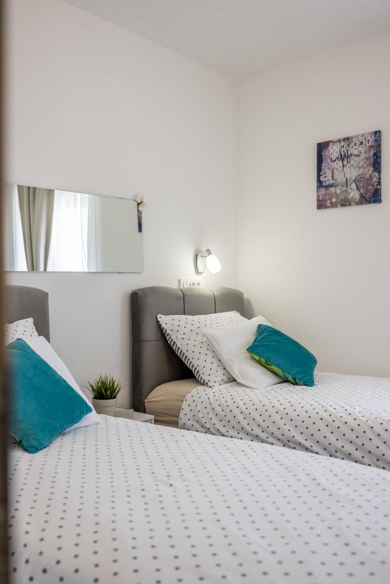 Apart Sa Terasom 250M Od Plaze,Parking,Wi Fi,Rostilj Trogir Exterior photo